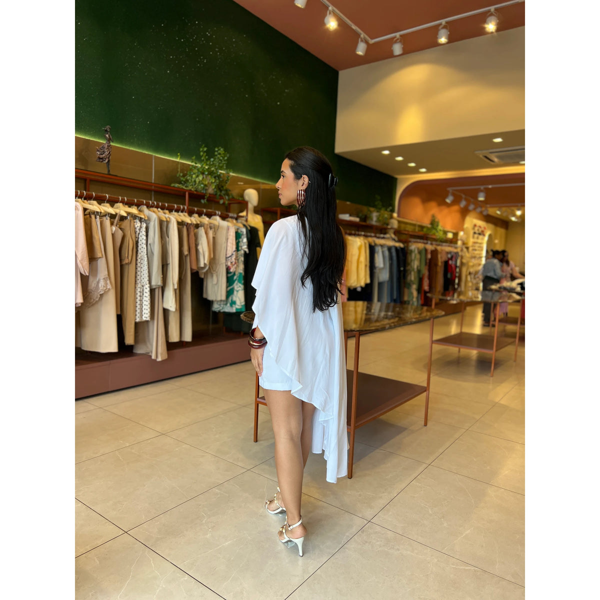 Conjunto em Blusa Alongada Assimétrica e Saia