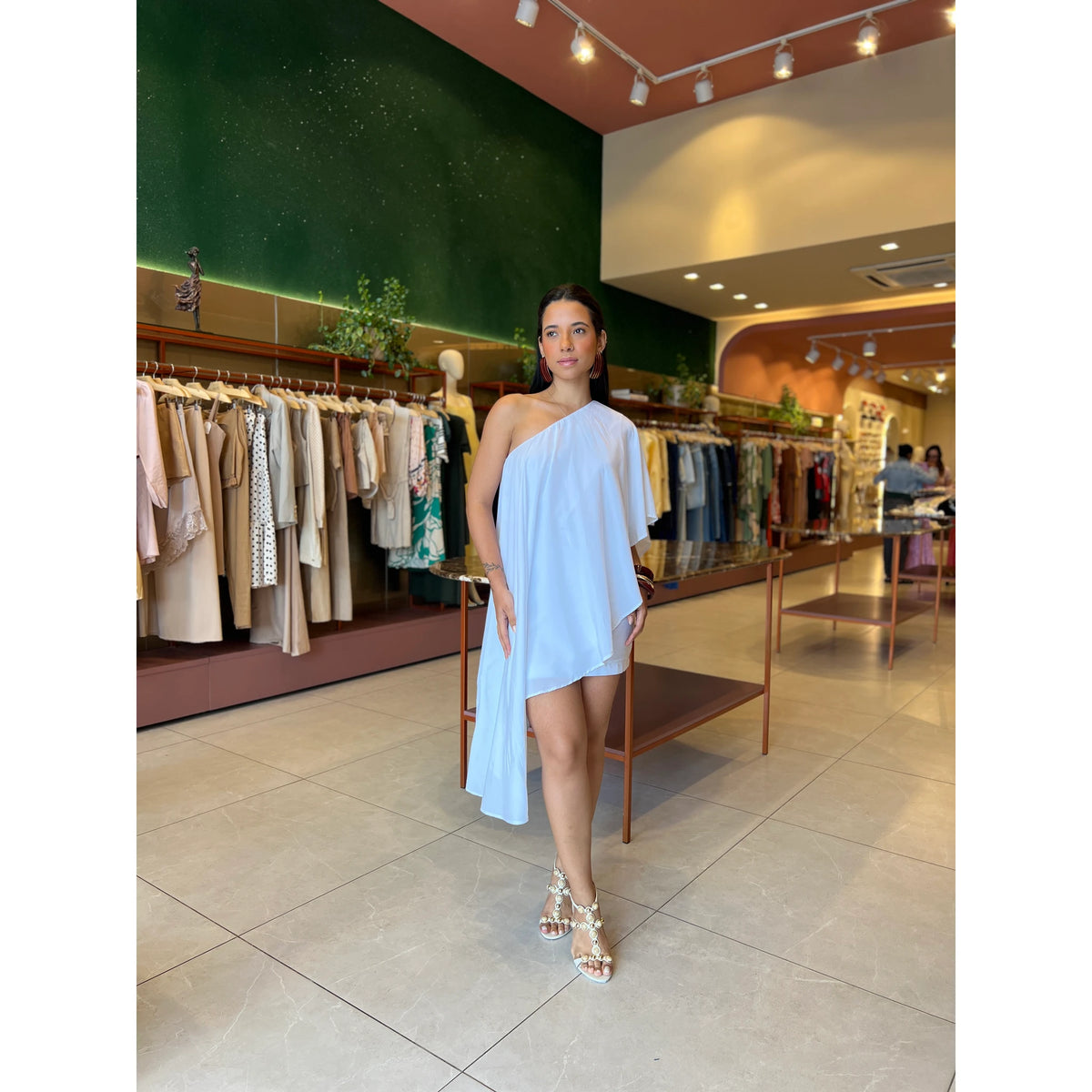 Conjunto em Blusa Alongada Assimétrica e Saia
